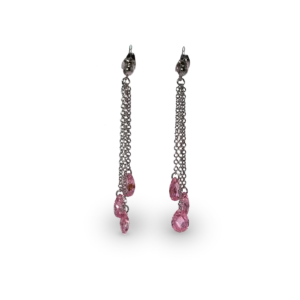 Dreiteilige Ohrringe mit rosa Diamanten.