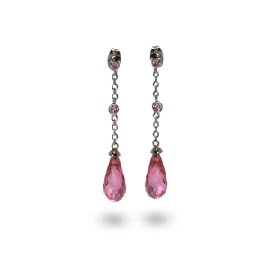 Rosa Ohrhänger mit zwei Diamanten.