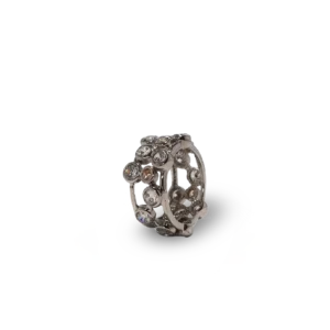 Ring mit kleinen Diamanten.