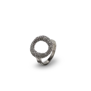 Ring in Kreisform mit funkelndem Steinbesatz.