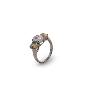 Silberring mit drei Diamanten.