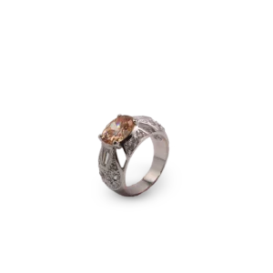 Ring mit champagnerfarbenem Stein.