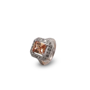 Eleganter Ring mit champagnerfarbenem Stein und funkelnden Akzenten.