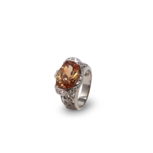 Eleganter Silberring mit funkelndem, ovalem orangefarbenem Stein.