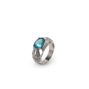 Silberner Ring mit blauem Zirkonia-Stein.