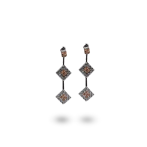 Elegante lange Ohrringe mit Diamanten.