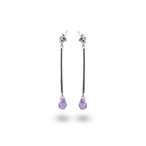 Lange, elegante Ohrringe mit tropfenförmigem lilafarbenem Stein.
