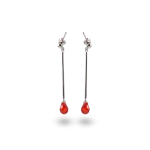 Lange Ohrringe mit tropfenförmigem orangefarbenem Stein.