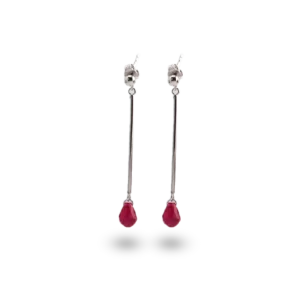 Lange Ohrringe mit rotem tropfenförmigem Stein.