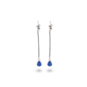 lange Ohrringe mit blauem tropfenförmigem Stein.