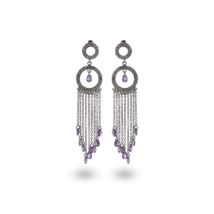 Lange violette Ohrringe mit funkelnden lila Steinen.