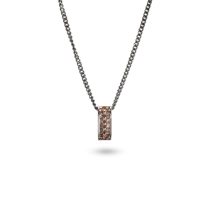 Eleganter Kettenanhänger mit funkelnden Steinen.